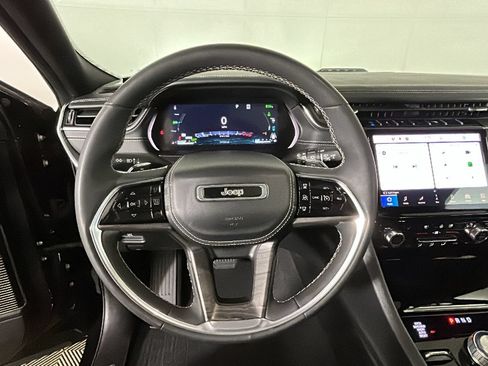 Used 2023 Jeep Grand Cherokee Overland AWD/4WD image 16