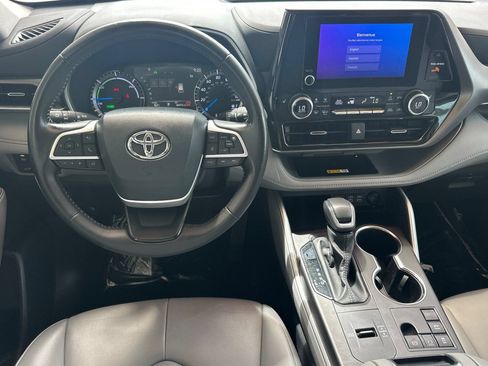 Certified 2024 Toyota Highlander XLE FWD image 18
