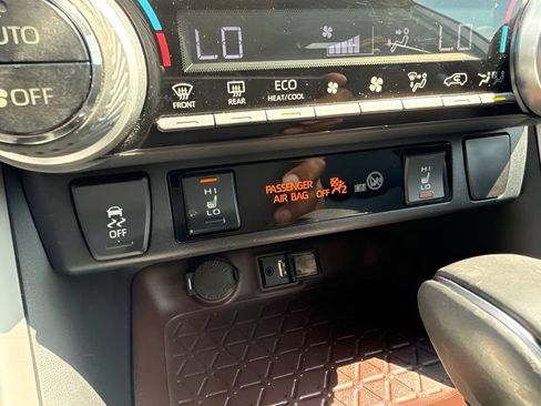 Used 2019 Toyota RAV4 Limited FWD image 12