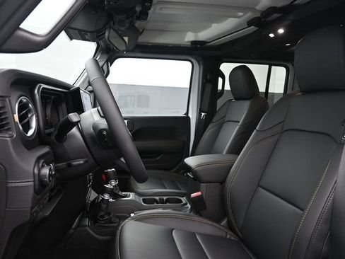 Used 2025 Jeep Gladiator Sport AWD/4WD image 9