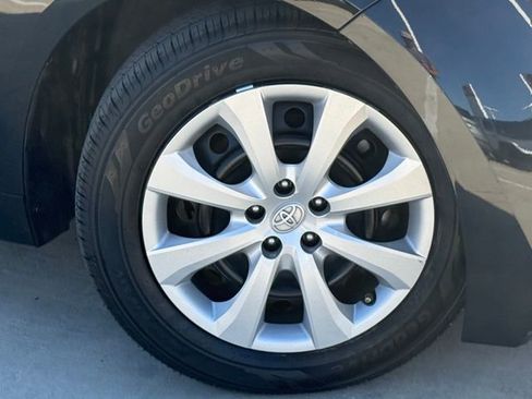 Used 2022 Toyota Corolla LE FWD image 2