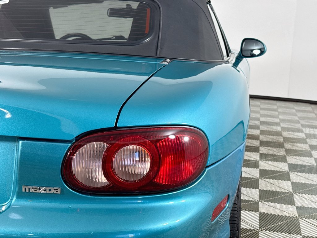 Used 2003 MAZDA MX-5 Miata RWD image 25