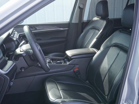 Used 2023 Jeep Grand Cherokee L Limited w/ Luxury Tech Group II image 12