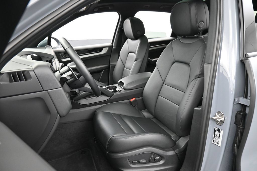 Certified 2026 Porsche Cayenne AWD/4WD image 5
