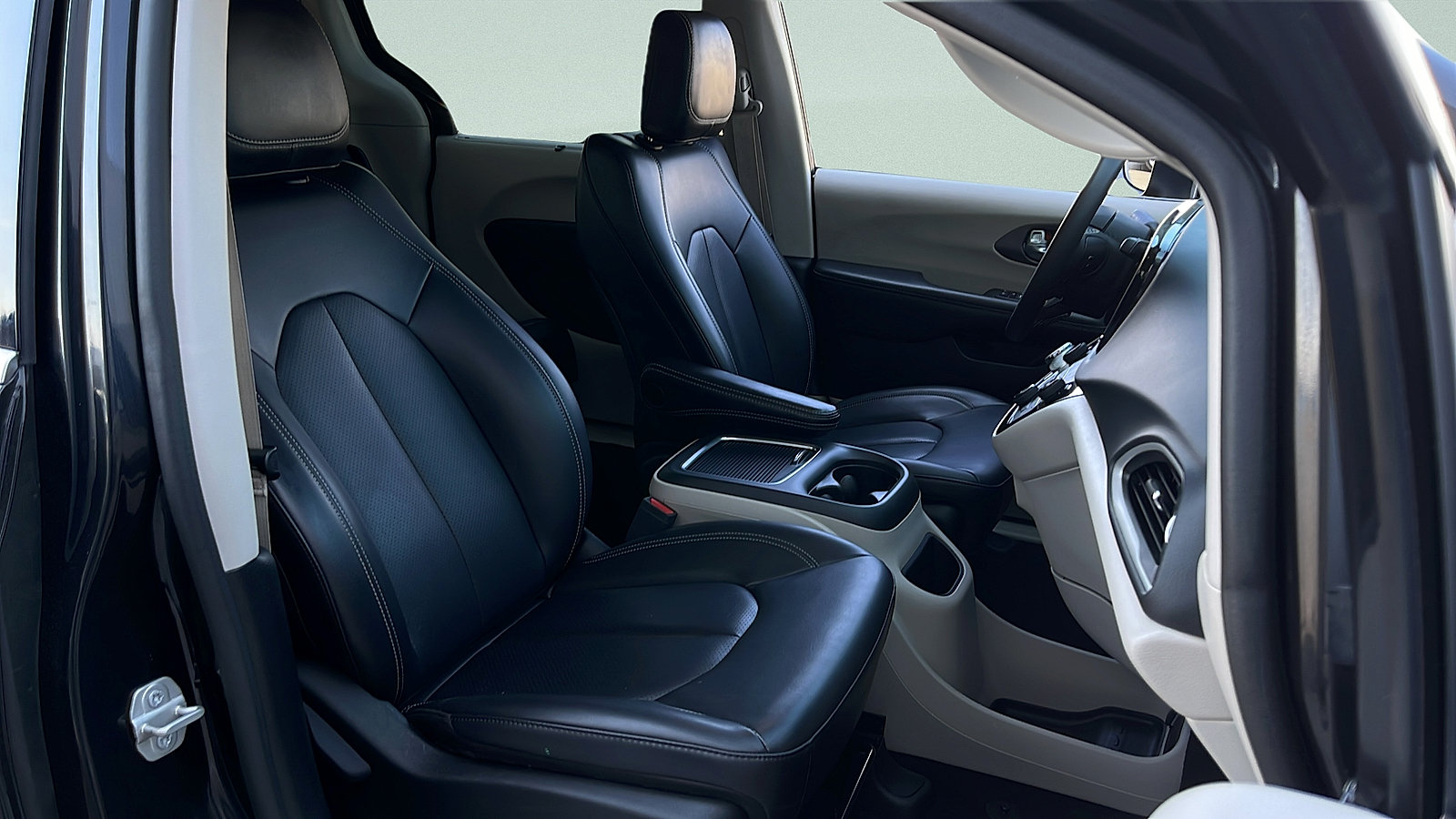 Used 2023 Chrysler Pacifica Touring-L FWD image 28