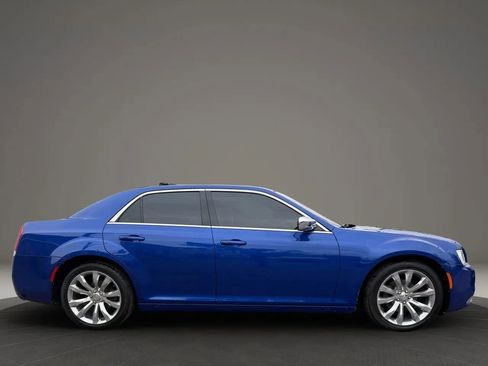 Used 2018 Chrysler 300 Touring w/ Chrome Appearance Package image 4