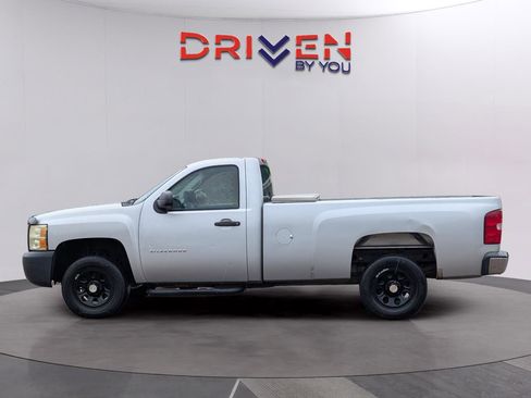 Used 2010 Chevrolet Silverado 1500 W/T RWD image 2