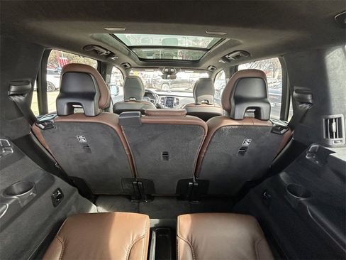 Used 2024 Volvo XC90 B6 Ultimate w/ Lounge Package image 18