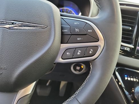 Used 2025 Chrysler Pacifica Select FWD image 28