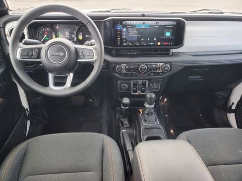 Used 2025 Jeep Wrangler Unlimited Sahara AWD/4WD image 28
