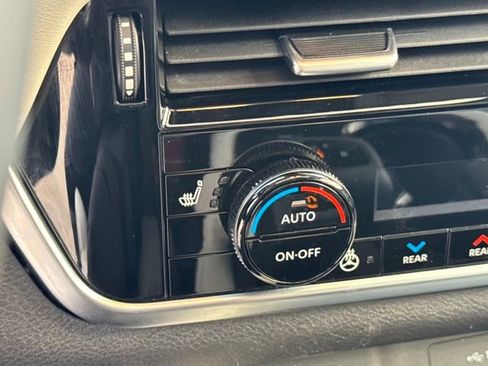 Used 2023 Nissan Rogue SL w/ SL Premium Package image 22