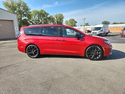 Used 2026 Chrysler Pacifica Limited w/ S Appearance Package FWD image 4