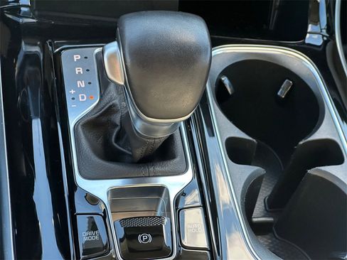 Used 2024 Kia Carnival EX image 18