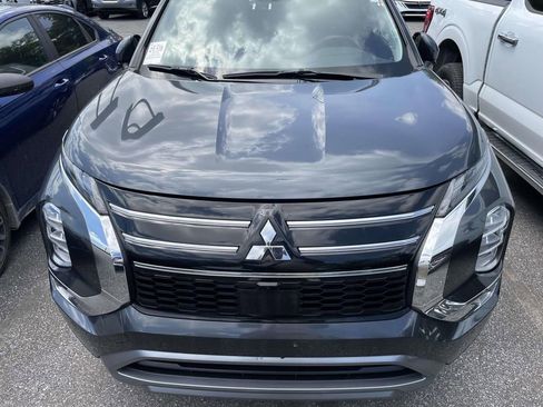 Used 2025 Mitsubishi Outlander SE FWD image 2