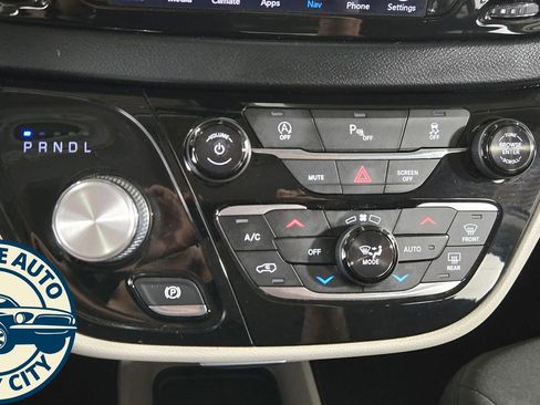 Used 2019 Chrysler Pacifica Touring Plus w/ Tire & Wheel Group FWD image 15