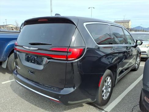 Used 2024 Chrysler Pacifica Touring-L image 4