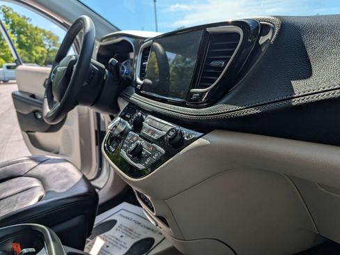 Used 2023 Chrysler Pacifica Touring-L FWD image 23