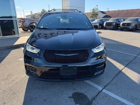 Used 2025 Chrysler Pacifica Limited image 5