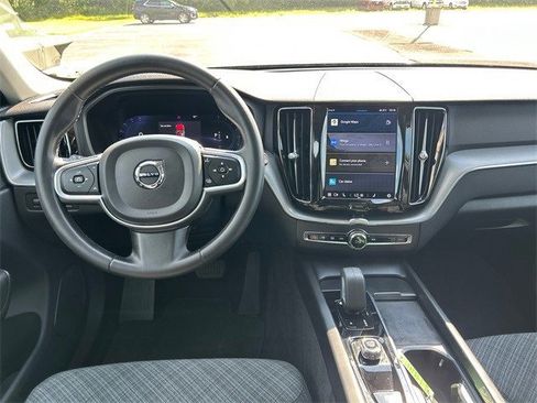Used 2022 Volvo XC60 B5 Momentum image 14