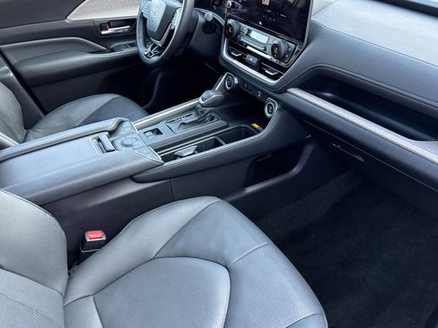 Used 2025 Toyota Grand Highlander AWD image 17