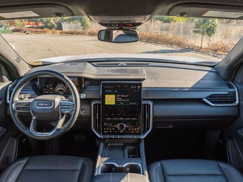 Used 2024 GMC Acadia Elevation image 25