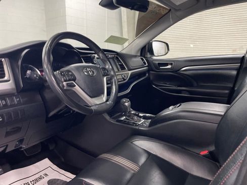 Used 2019 Toyota Highlander SE image 4
