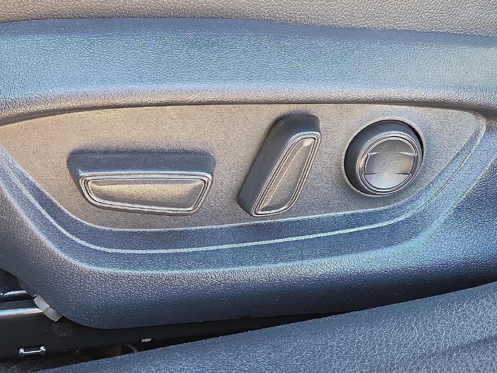 Used 2025 Toyota Camry SE FWD image 15