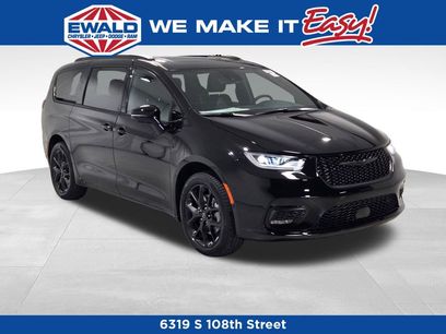 New 2026 Chrysler Pacifica Limited w/ S Appearance Package