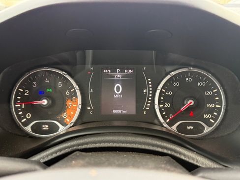 Used 2015 Jeep Renegade Latitude w/ Popular Equipment Group image 26