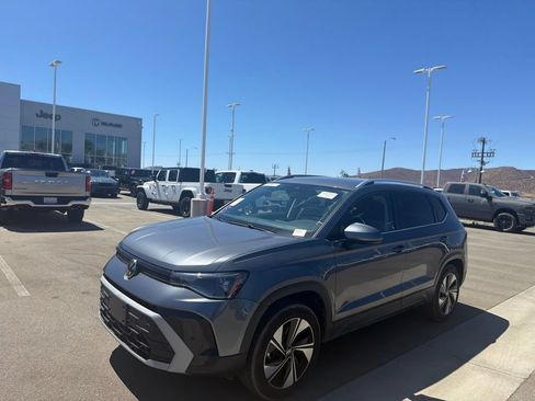 Used 2025 Volkswagen Taos SE AWD/4WD image 10