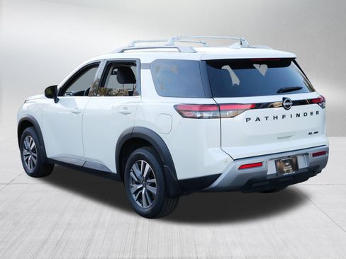 Used 2024 Nissan Pathfinder SL w/ Black Appearance Package image 5