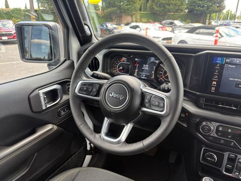 Used 2025 Jeep Wrangler Unlimited Sahara AWD/4WD image 34
