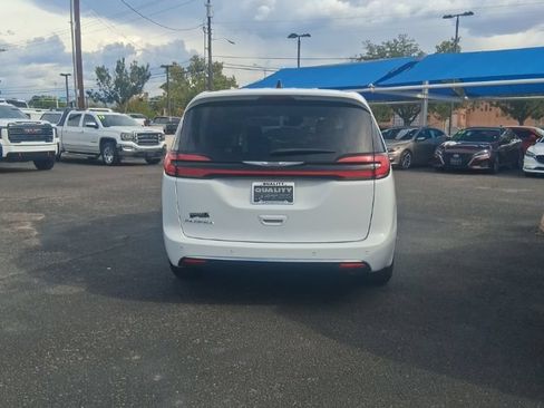 Used 2024 Chrysler Pacifica Touring-L FWD image 3