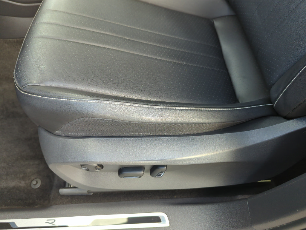 Used 2023 Volkswagen Tiguan SE R-Line FWD image 33