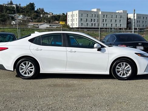 Used 2025 Toyota Camry LE image 3