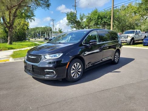 Used 2024 Chrysler Pacifica Limited FWD image 4
