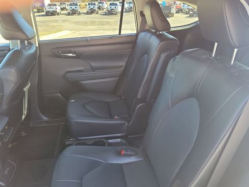 Used 2025 Toyota Highlander XLE image 31