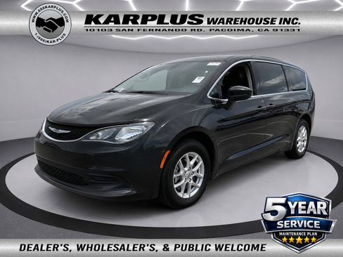 Used 2023 Chrysler Voyager LX FWD image 1