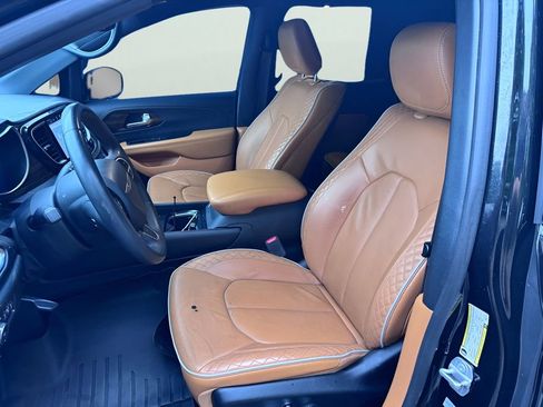 Used 2023 Chrysler Pacifica Pinnacle FWD image 15