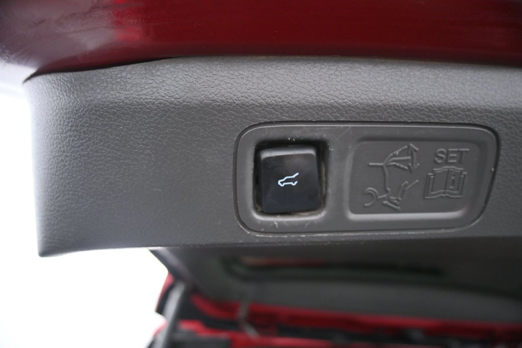 Used 2020 Ford Expedition XLT w/ Equipment Group 202A AWD/4WD image 17