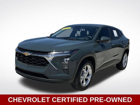 Used 2025 Chevrolet Trax LS w/ LS Convenience Package image 2