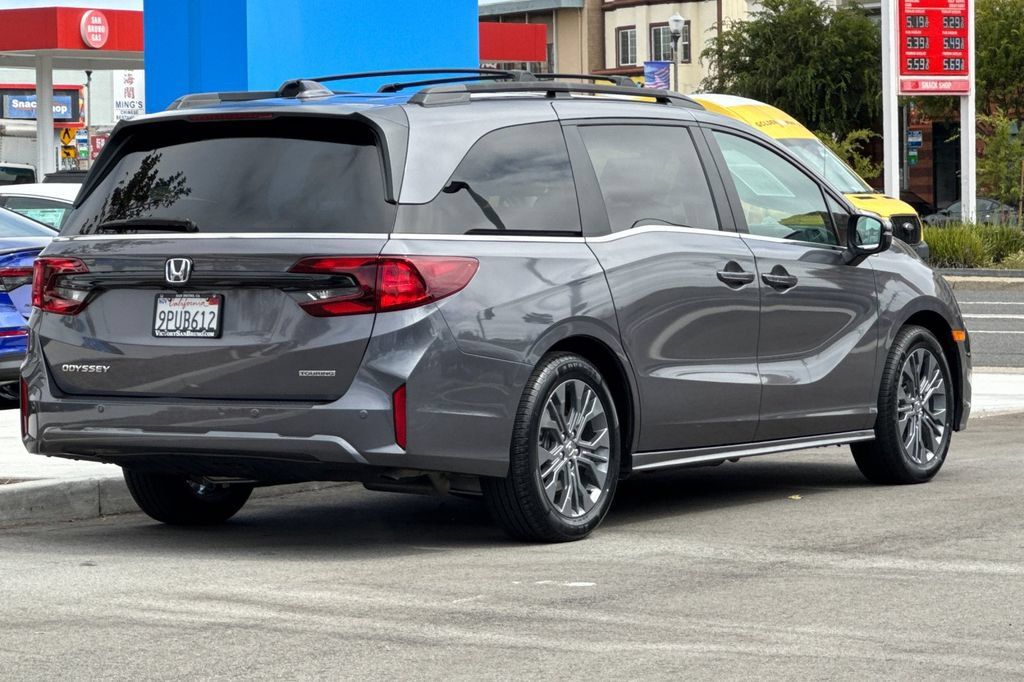 Certified 2025 Honda Odyssey Touring image 4