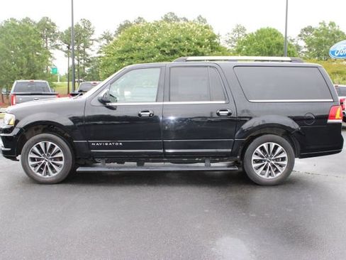 Used 2016 Lincoln Navigator L Select RWD image 18