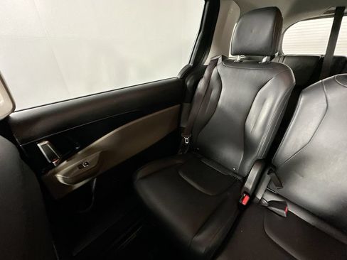Used 2025 Kia Carnival FWD image 12