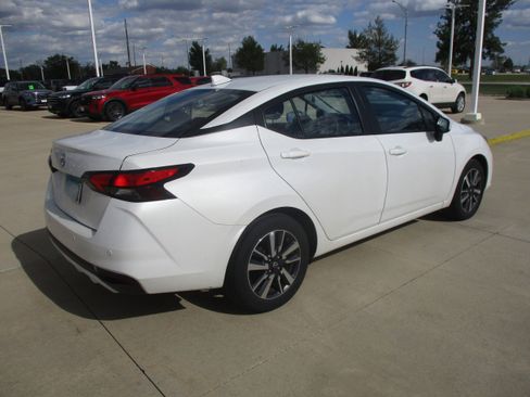 Used 2025 Nissan Versa SV FWD image 5