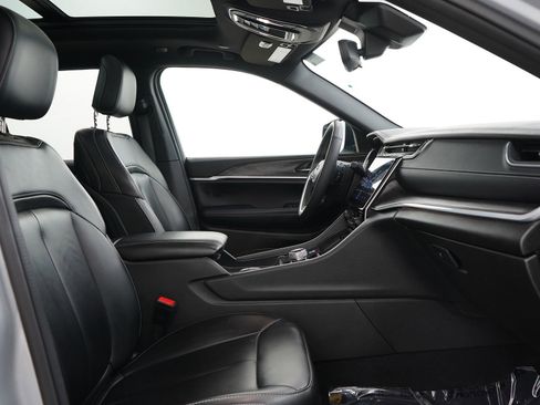 Used 2024 Jeep Grand Cherokee Limited AWD/4WD image 13