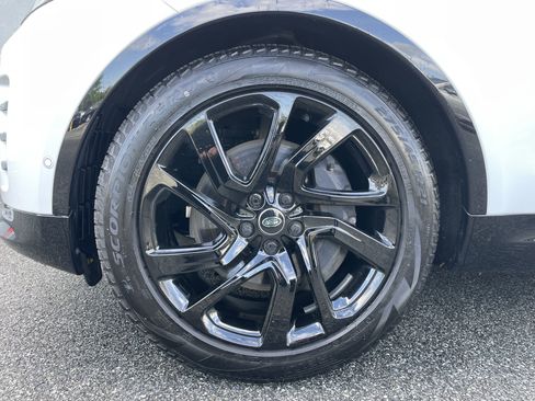 Certified 2025 Land Rover Discovery Dynamic SE AWD/4WD image 9