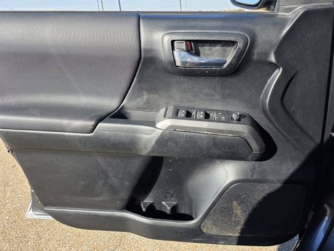 Used 2022 Toyota Tacoma TRD Off-Road image 21