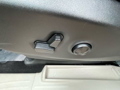 Used 2024 Chrysler Pacifica Touring-L FWD image 10