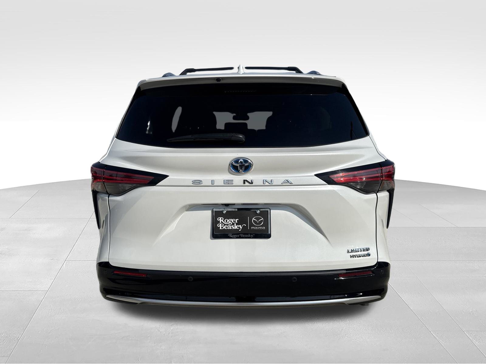 Used 2023 Toyota Sienna Limited FWD image 6